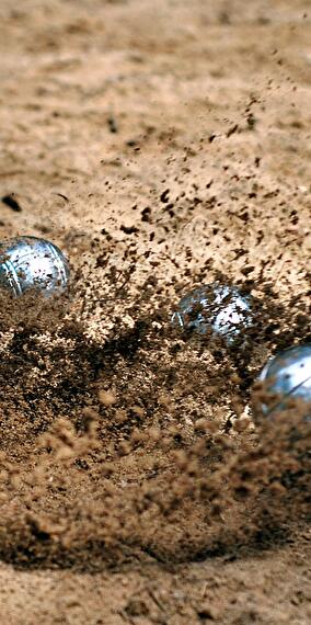 Tournoi de pétanque dans le parc