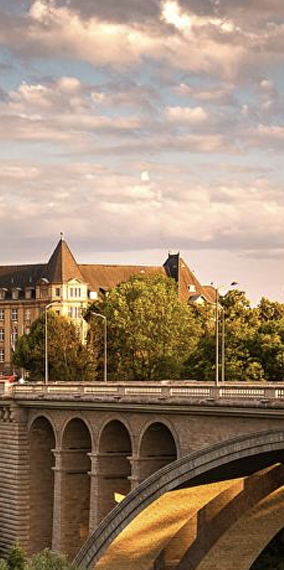 Un chemin de pierre à travers la ville