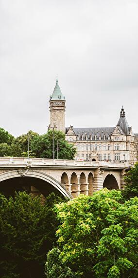 Un chemin de pierre à travers la ville