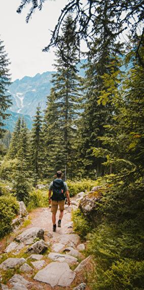 En suivant le chemin de fer à voie étroite dans les carrières de grès