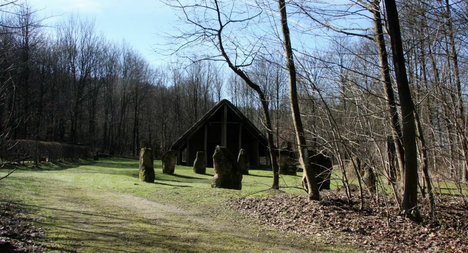 Sur les traces de nos ancêtres : atelier de sculpture dans le village néolithique