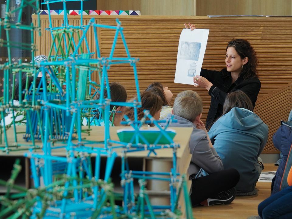 Atelier: Architecture, bâtons, élastiques – une installation participative