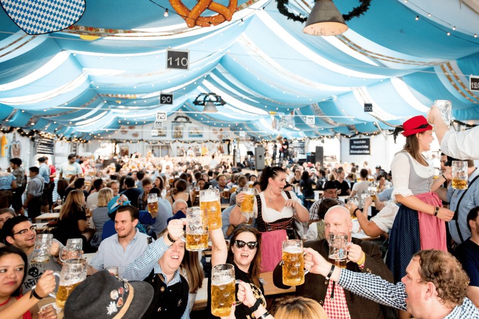 Pub crawl oktoberfest