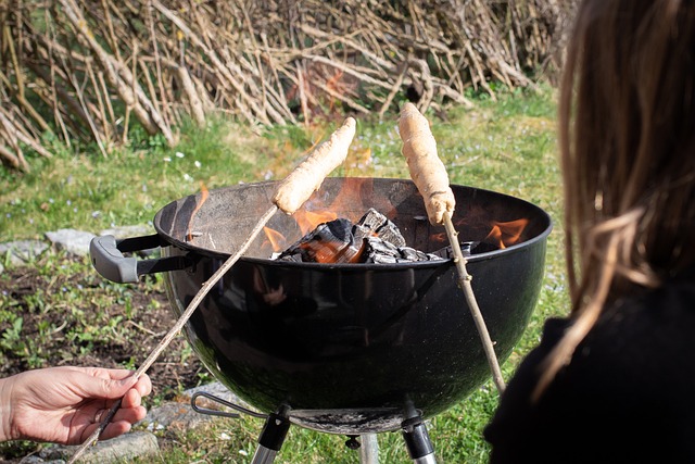 Cuire du pain d'automne sur le feu