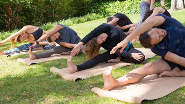 Séance de yoga dans le parc